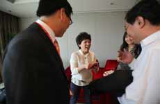 参会嘉宾休息室中休息