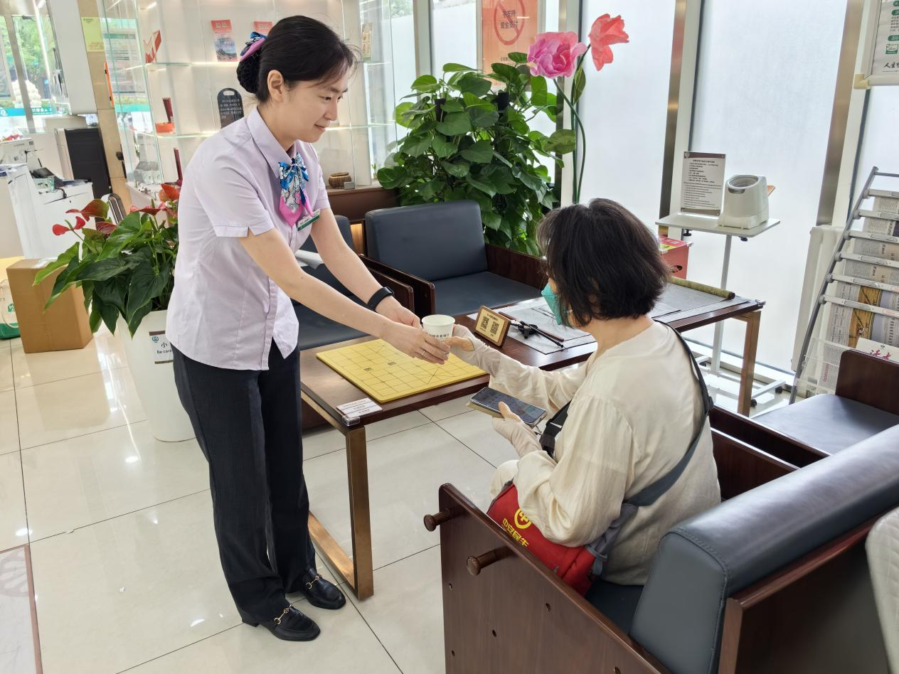 农行北京万寿路支行：“汇聚点滴”温情守护