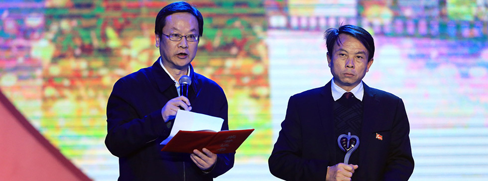 民政部副部长邹铭为&ldquo;废墟上的临时支书&rdquo;唐正云颁奖