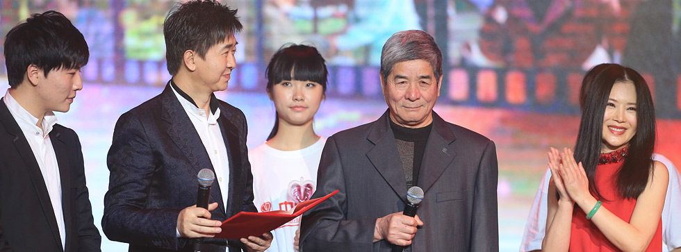 任静和付笛声为&ldquo;深情丈夫&rdquo;&mdash;&mdash;王世所颁奖