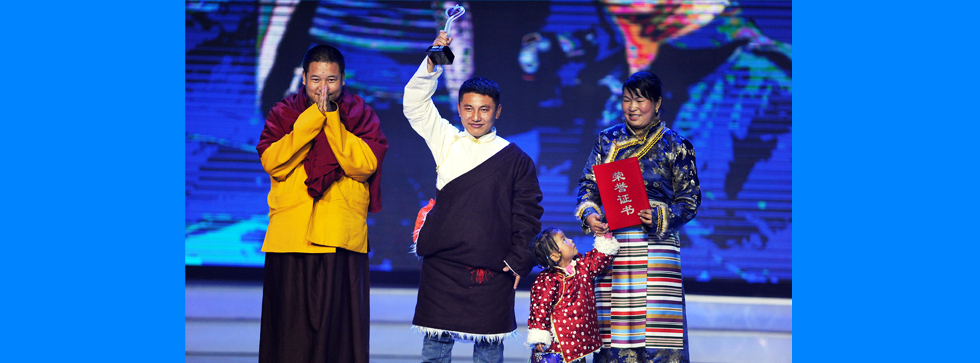 加措活佛为2013年度人物其美多吉和边巴卓玛颁奖