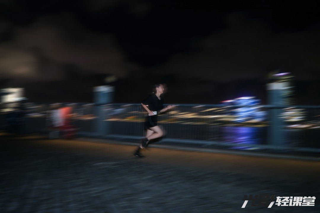 东京奥运赛场上，苏炳添“一战封神”。以9秒83的成绩跑进奥运决赛，并获得世界第六的名次，创造了新的亚洲纪录，成为首位闯进奥运会百米决赛的中国选手。心动不如行动，不妨跟着“苏神”跑起来，跟着小编拍起来，看看如何拍好关于夜跑的体育运动照片，利用“前帘同步”“后帘同步”功能进行追随拍摄，拍出与众不同的运动照片。新华网 吴恺摄