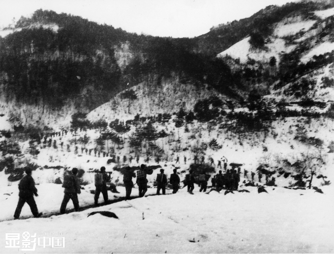 1950年11月，中国人民志愿军第27军跨过冰天雪地的北部山区，向南朝长津湖战役现场前进，迎战向北推进的美国海军陆战队1师。