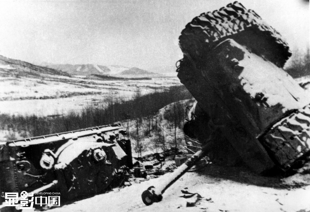 1950年12月，朝鲜长津湖公路旁，中国人民志愿军第27军一名班长，遭遇行进中的美国陆军第7步兵师的两辆重型坦克，急中生智，将棉被和背包塞进坦克的履带中，造成坦克倾覆翻下公路。