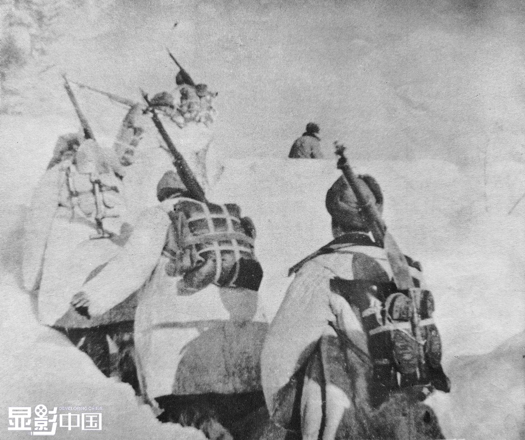  1950年12月，在零下30度的条件下，中国人民志愿军战士们穿过齐腰深的大雪，向长津湖地区集结。