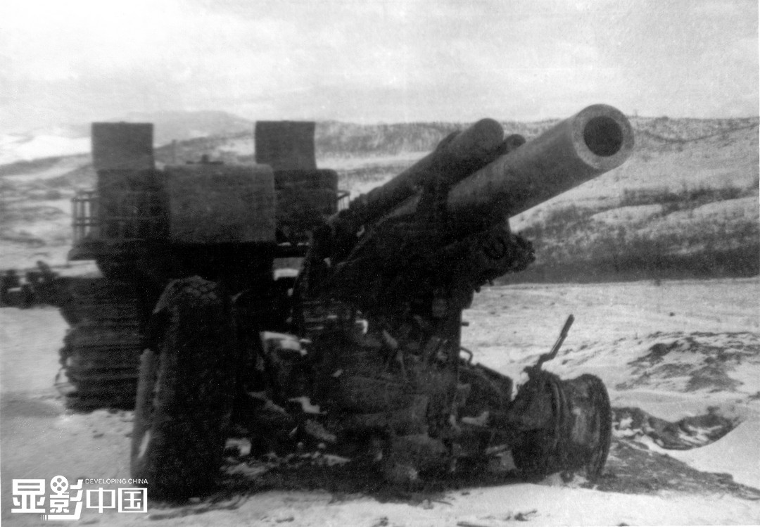  1950年12月，在长津湖柳潭里，中国人民志愿军第27军79师战士们缴获美国海军陆战1师5团的一辆口径8英寸大炮。 