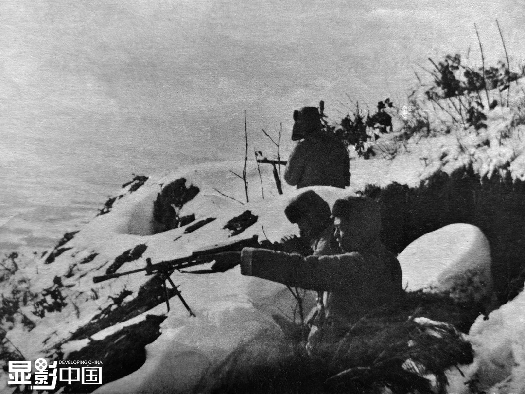     1950年12月，在长津湖战役中，中国人民志愿军第27军80师战士在冰天雪地的战壕里准备迎击敌人。 