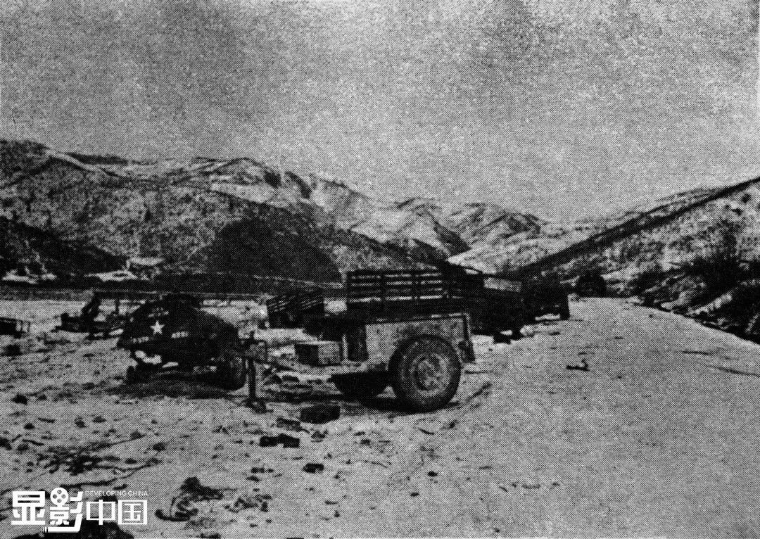   1950年12月，在长津湖战役中被中国人民志愿军击毁的美军汽车和重炮。 