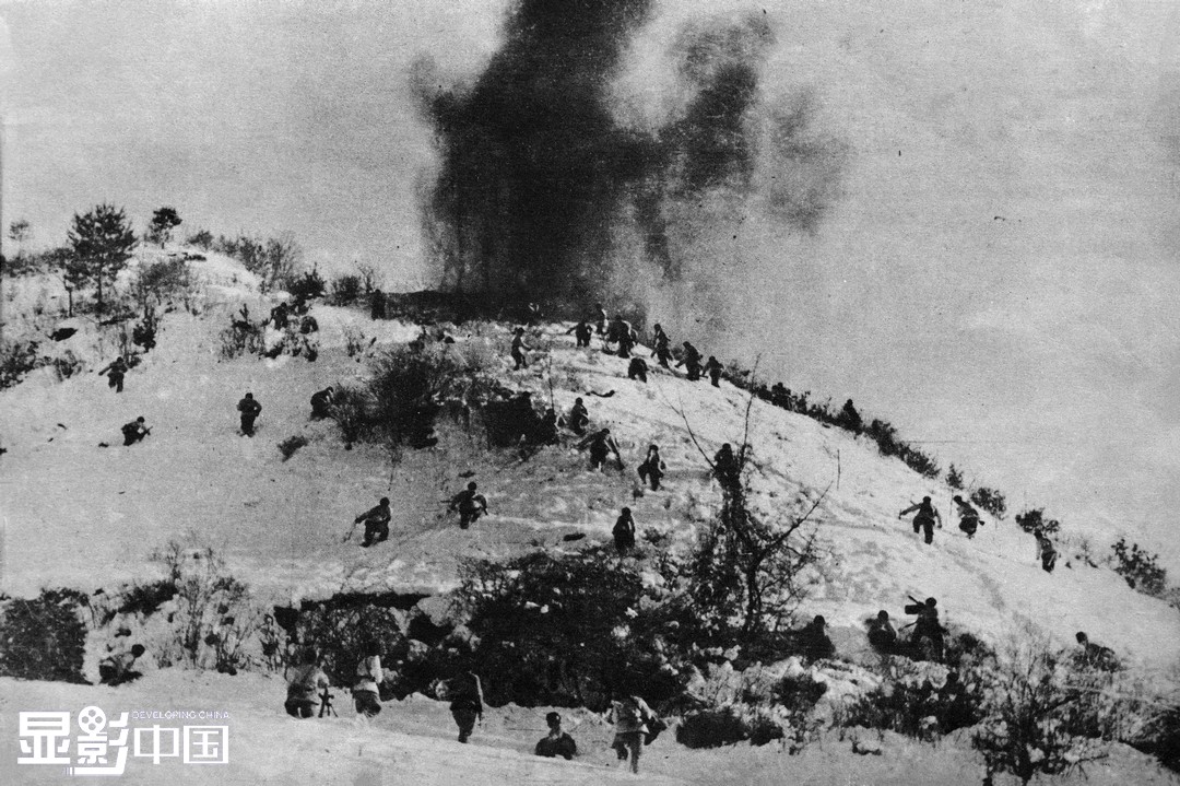 1950年12月，长津湖北部地区外围战斗中，中国人民志愿军第27军某部8连战士们拔除敌人最后一个据点，从四面八方攻入新兴里。