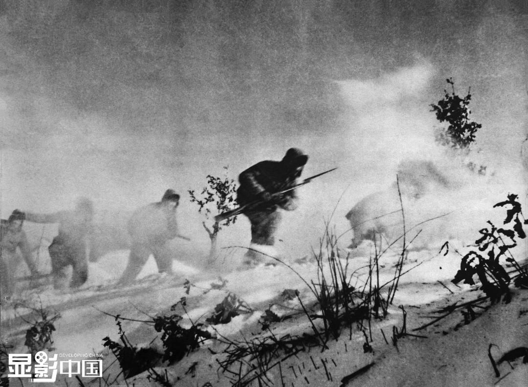  1950年12月，长津湖战役中，中国人民志愿军第27军战士们在炮火和风雪中追击敌人。 