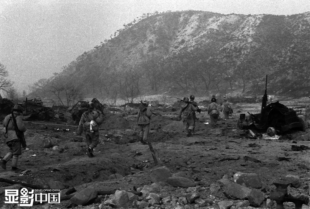     1950年12月，长津湖战役中，中国人民志愿军第27军正在转移战场。 
