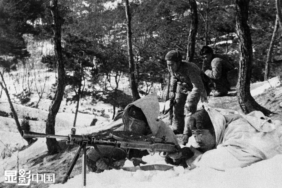 1950年12月，中朝人民军队向号称美军王牌的海军陆战队第1师和步兵第7师等部队展开围歼战。 