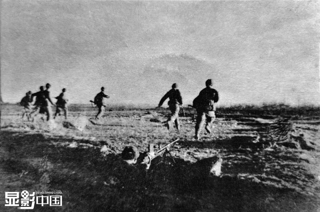  1950年12月，中国人民志愿军第27军80师240团2营4连战士们追击逃往咸兴港的美军海军陆战队1师。