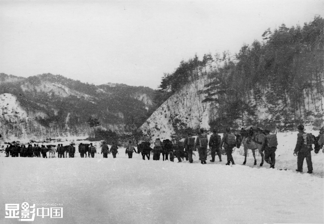 1950年12月，中国人民志愿军第27军80师正在向长津湖地区集结。 