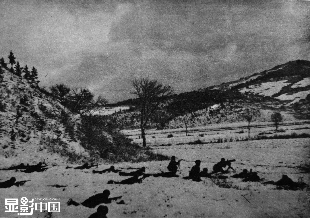  1950年12月，中国人民志愿军战士们向长津湖地区集结，形成对美军的包围圈，围歼美军。 