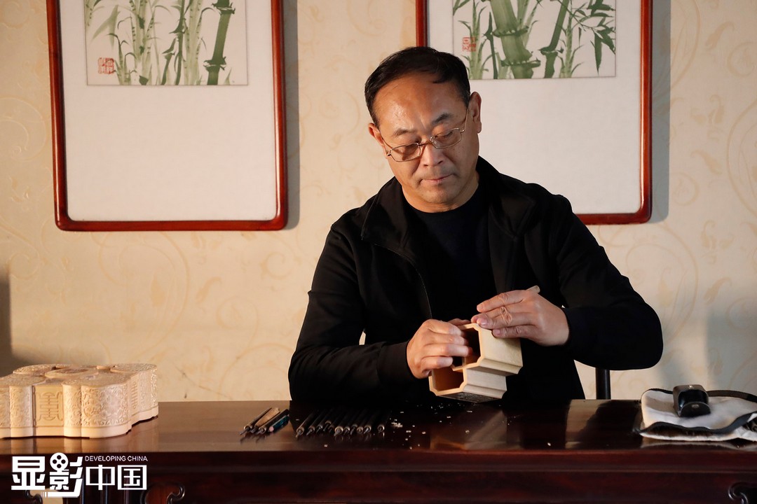 “这种竹刻技术出自北京周边，被称为京簧竹刻。”王乐修是河北雄县京簧竹刻第四代传承人，在业内颇有名气。受家庭熏陶,他很早就接触到这门艺术。