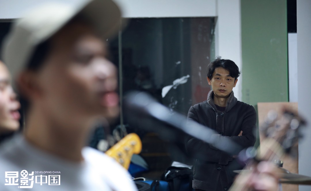 谭毅（右）是杨林在职业学校的音乐老师，十多年来他一直关心着杨林，也为乐队提供音乐指导和排练场地（11月8日摄）。新华网 卢志佳 摄