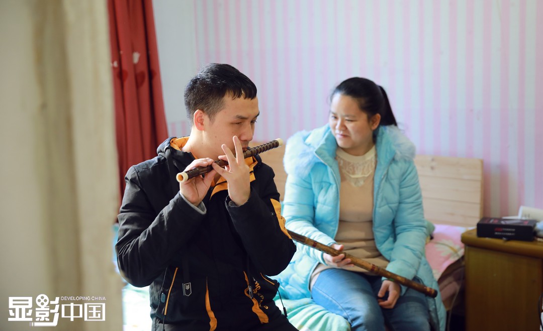 闲暇之余，杨林会为未婚妻吹奏歌曲，两人都有视力障碍，音乐是他们为数不多的娱乐方式（11月3日摄）。新华网 卢志佳 摄