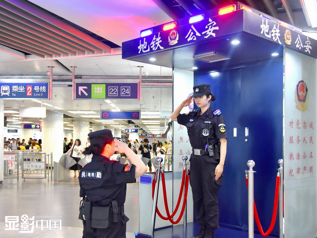 新街口站是南京地铁1、2号线的交汇站，进出口通道多、人员密集，地处南京市中心核心地段，安全问题格外受到关注。2017年7月成立的南京市公安局地铁分局女子巡防中队，是全国首支地铁女子巡防中队。南京地铁新街口站相关负责人介绍：“女警亲和力强、细致耐心，在人员救助、寻人寻物、指路问询等方面，都比男同志更有优势。”图为胡漫丽和同事进行交接岗。（资料图）