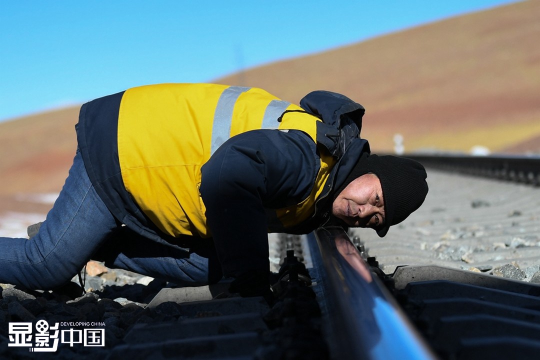 “站好最后一班岗，坚守最后一个春运。”这位54岁的东北汉子为这条青藏铁路，为风火山隧道奉献出了最好的年华，也留下了最难忘的回忆。