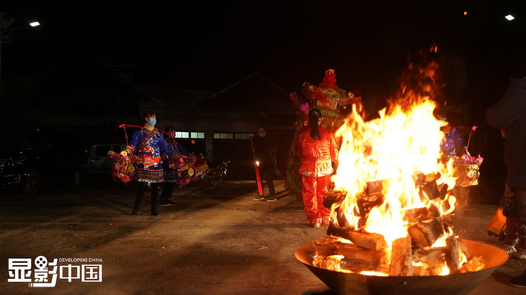 黄麒与村民一起用竹竿和细铁丝扎好船型，再细细地糊上花花绿绿的彩纸和纸花，还细心准备了篝火晚会所需的柴火。