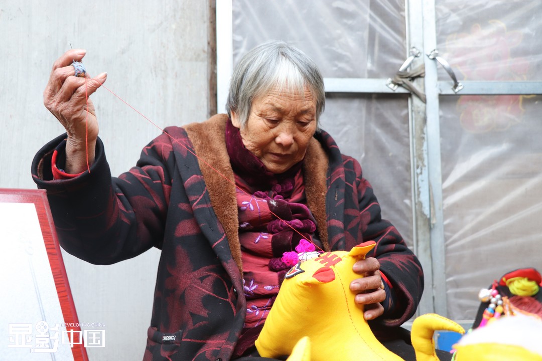 　赵桂兰的母亲经常缝制一些布老虎、虎头帽、虎头鞋送给亲朋好友，左邻右舍。在她母亲的影响下，赵桂兰从小就喜欢上了这门传统手艺。新华网发（杨曼妮 摄）