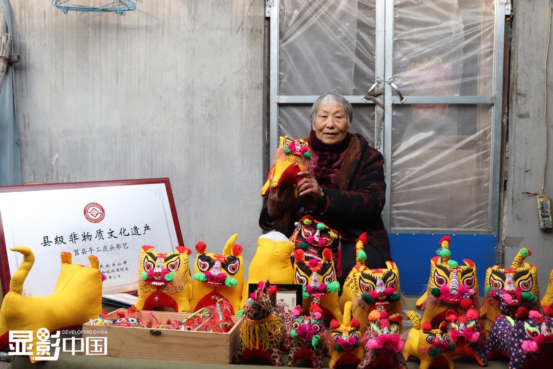 多年来，赵桂兰一直坚持在农村大集上卖自己缝制的布艺作品。虽然大集上物品丰富多彩，但她的布老虎摊位仍格外显眼。