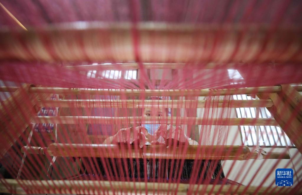 湖南张家界：企业复工复产 工人赶制订单忙