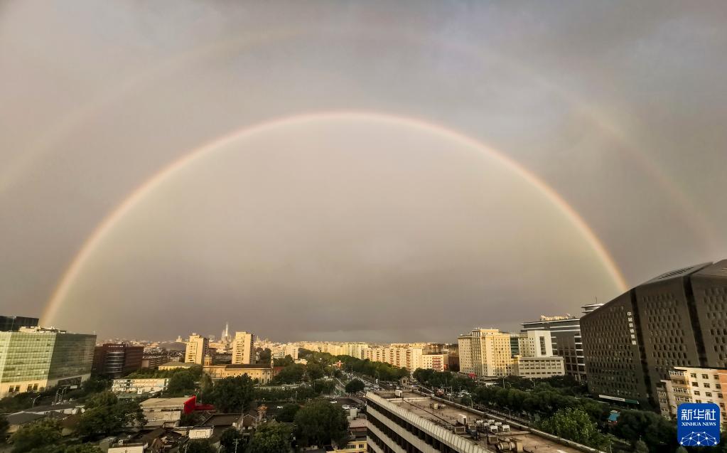 美！雨后北京现彩虹