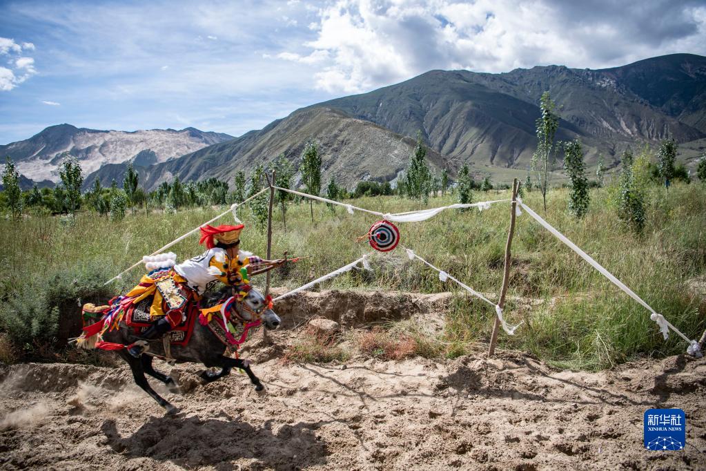 西藏山南：山沟里的赛马