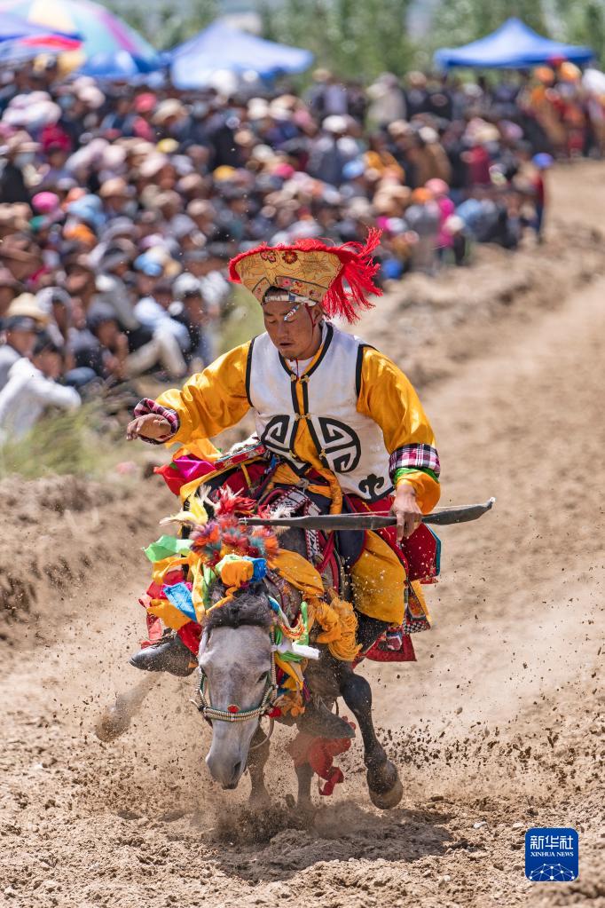 西藏山南：山沟里的赛马