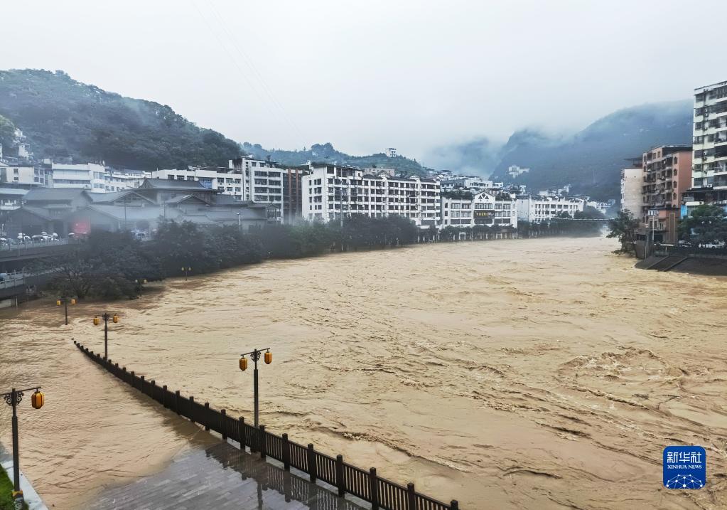 重庆六个区县遭遇大暴雨 三条河流超保证水位