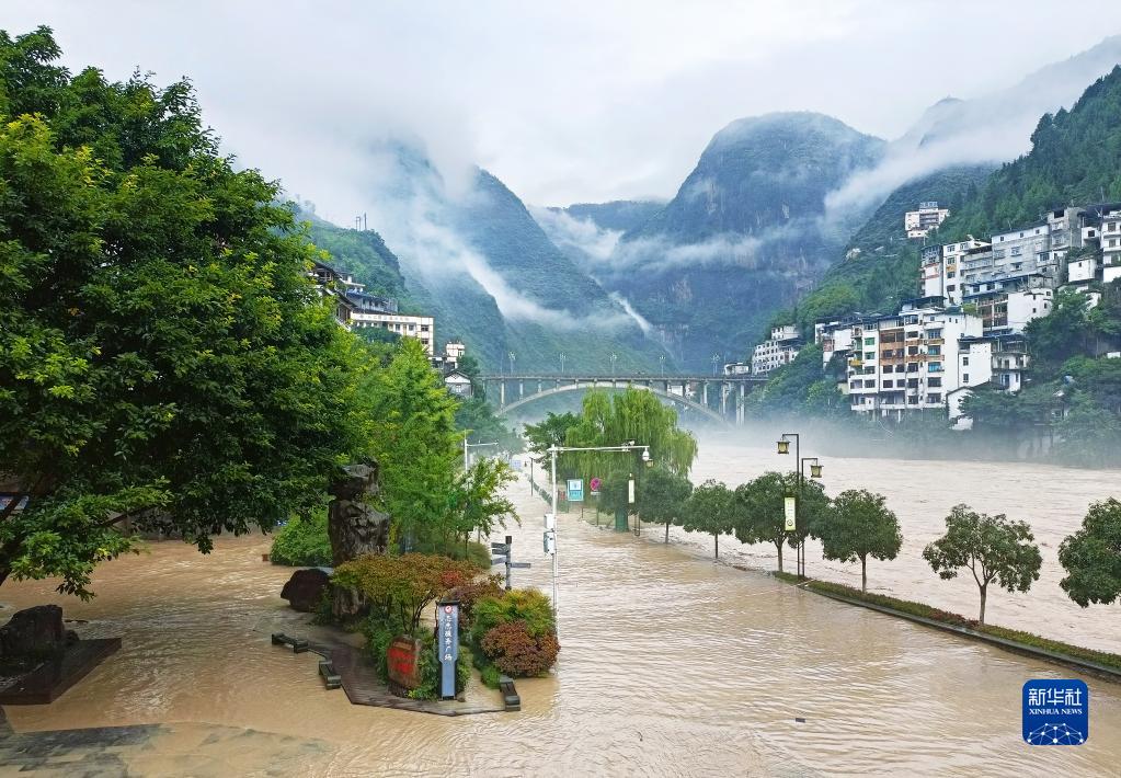 重庆六个区县遭遇大暴雨 三条河流超保证水位