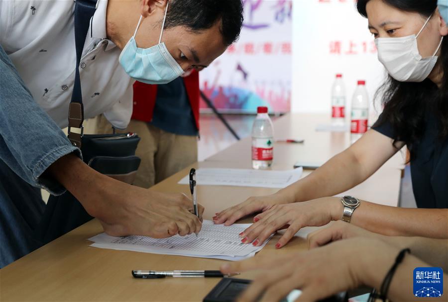 (镜观中国·新华社国内新闻照片一周精选)(6)无臂男孩同济报到 开启读研新生活