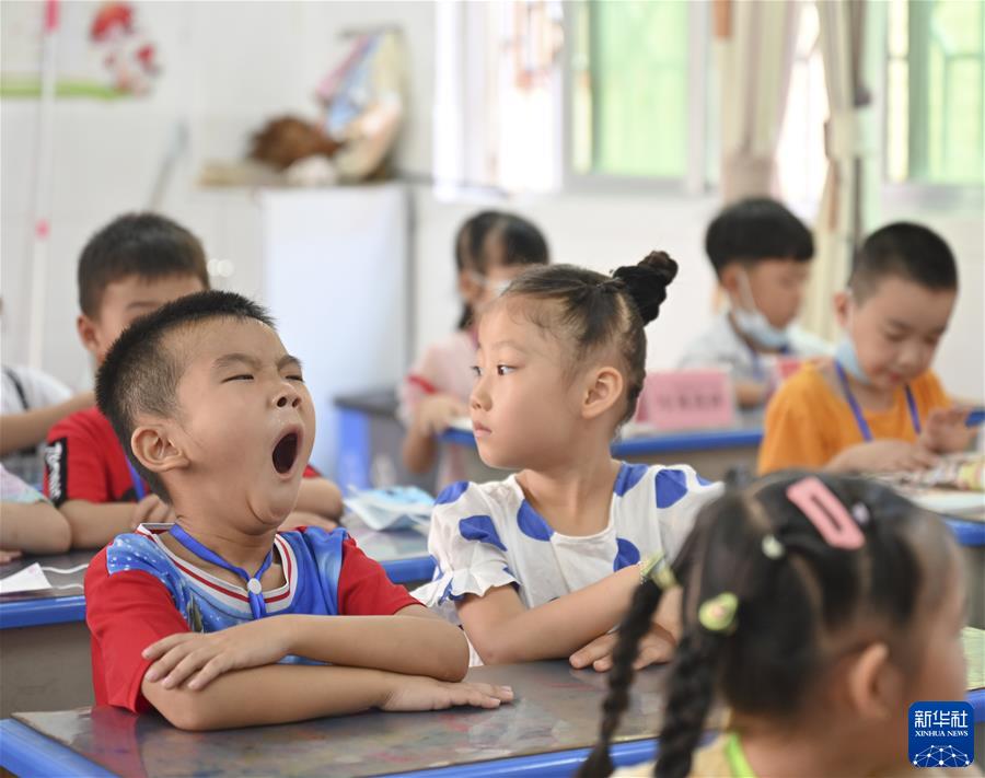 (镜观中国·新华社国内新闻照片一周精选)(13)“缝纫机宝贝”上小学了
