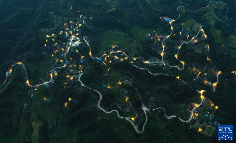 (镜观中国·新华社国内新闻照片一周精选)(17)太阳能路灯扮亮千山万弄