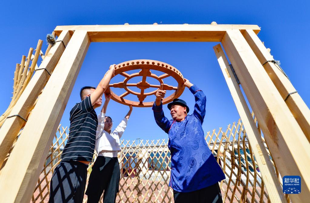 内蒙古鄂尔多斯：打造“非遗嘎查” 吸引游人观光体验