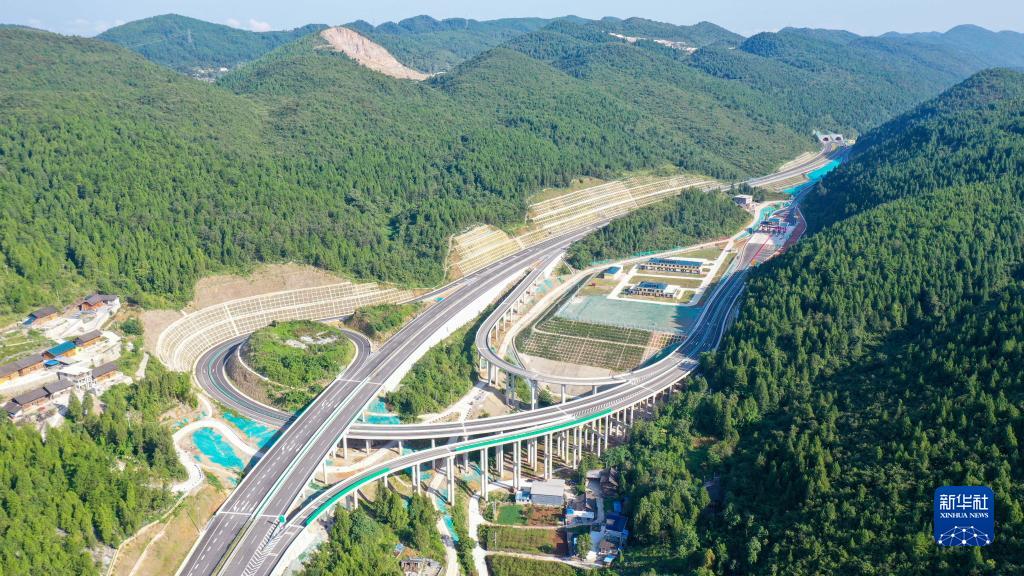 贵州石玉高速公路正式开通运营