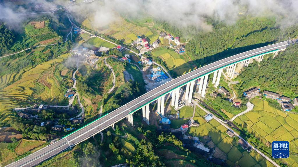 贵州石玉高速公路正式开通运营