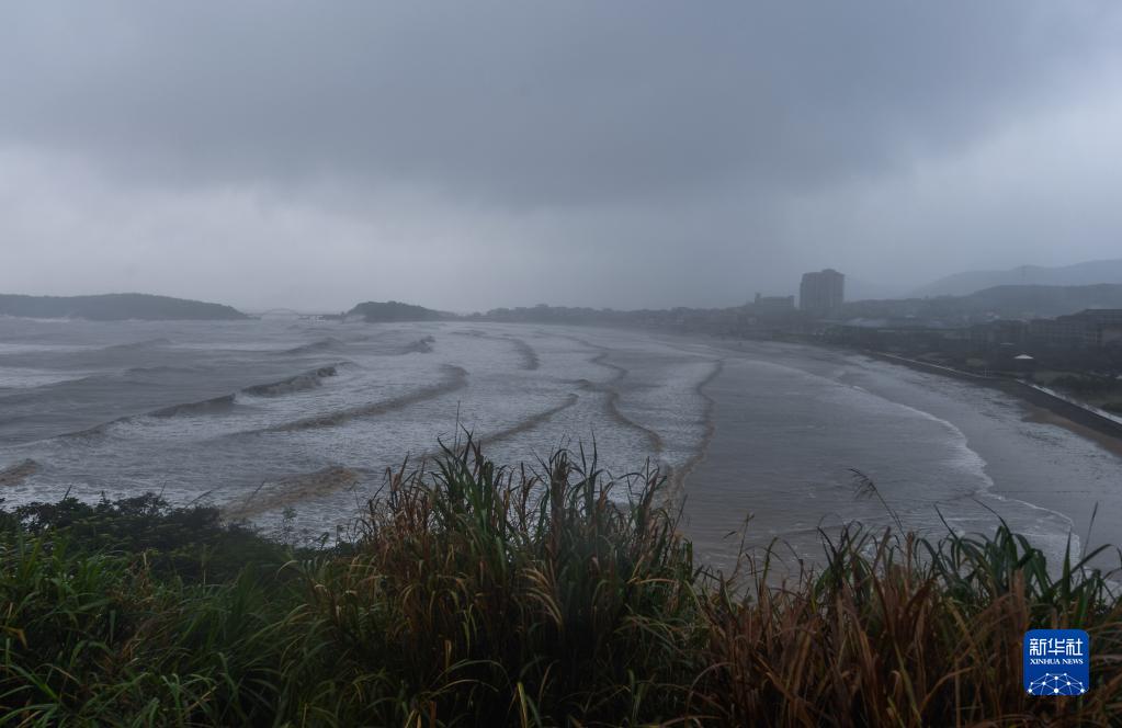 浙江舟山：今年14号台风“灿都”带来大风大浪