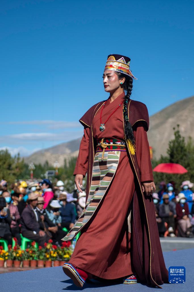 西藏山南举办“雅鲁藏布”现代藏装服饰秀