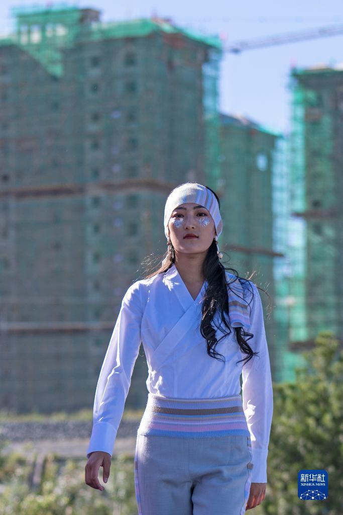 西藏山南举办“雅鲁藏布”现代藏装服饰秀