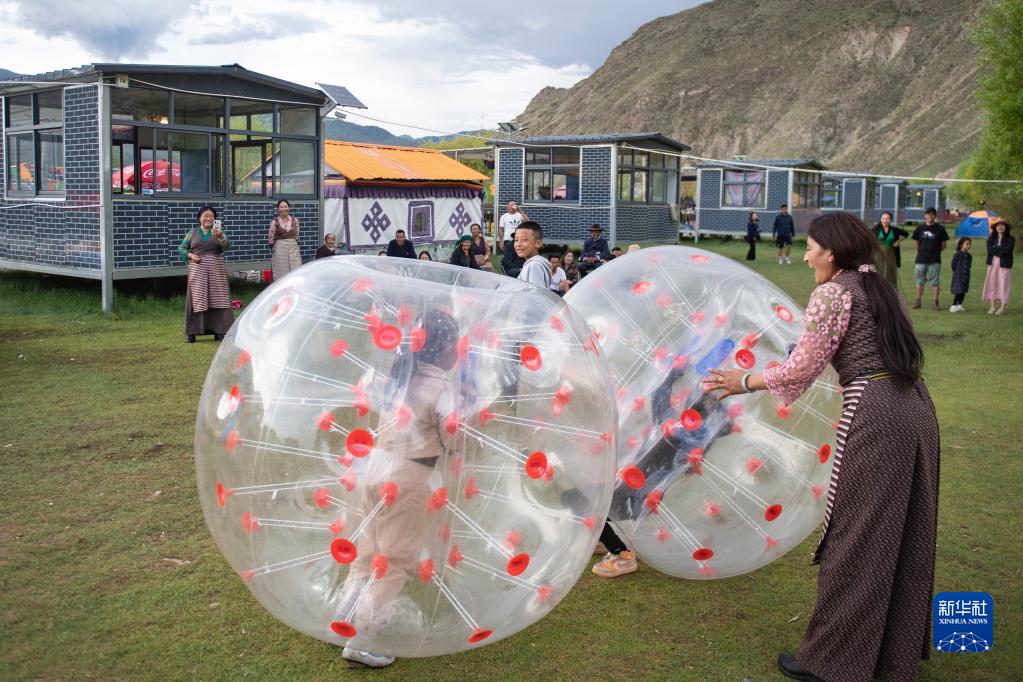 “过林卡”：西藏群众举家享受休闲时光