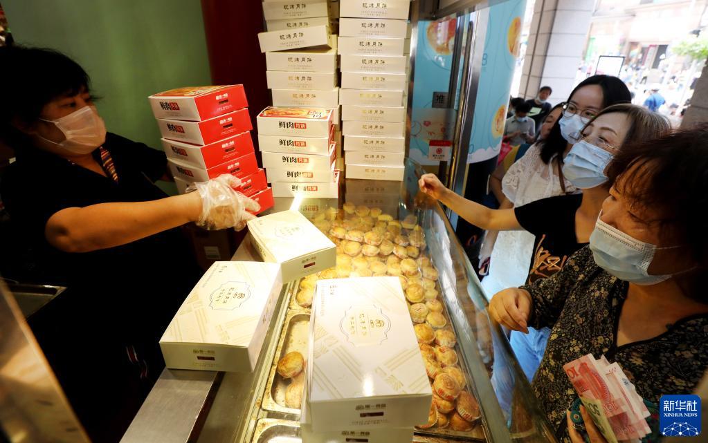上海：老字号生意红火 中秋佳节添滋味