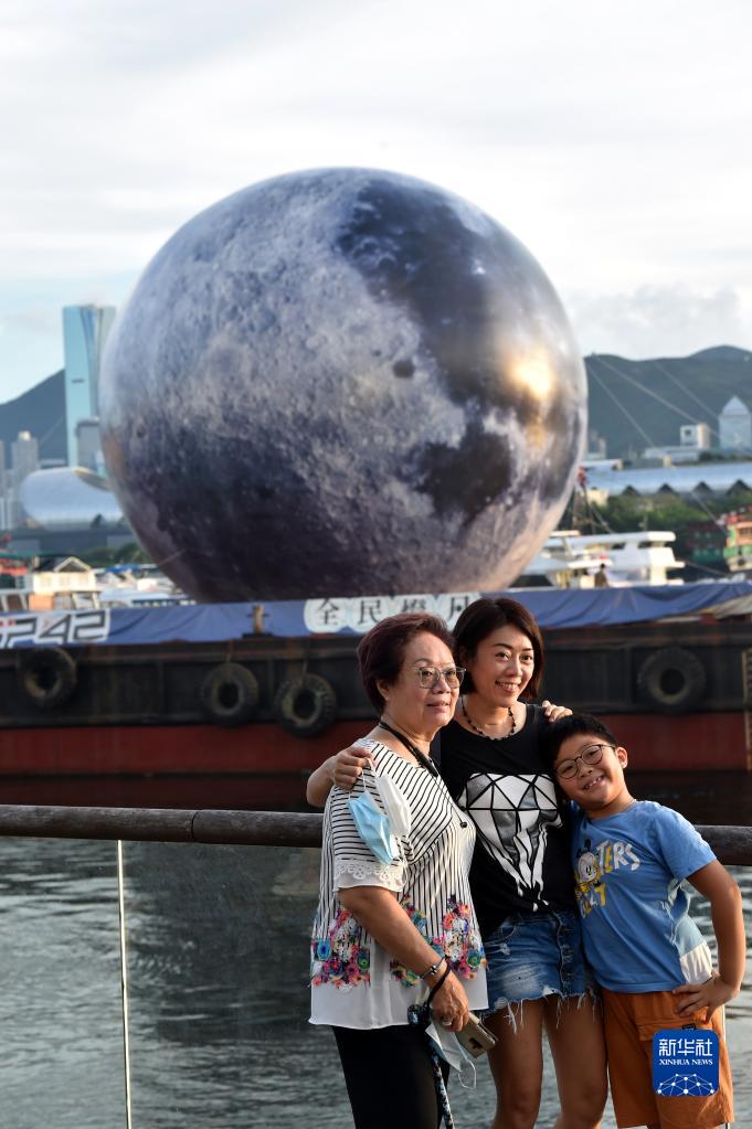 发光“月亮”现身香港观塘海滨长廊 高达15米！