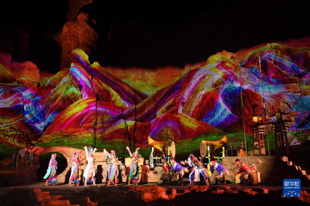 视觉盛宴！七彩丹霞开启“夜游”模式