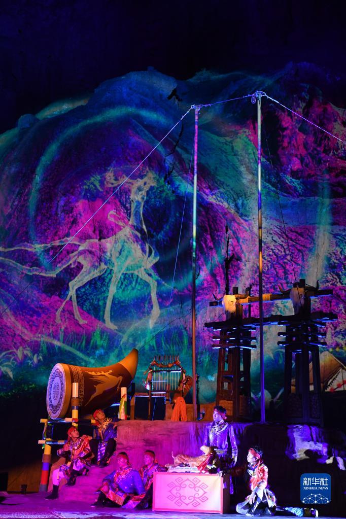 视觉盛宴！七彩丹霞开启“夜游”模式