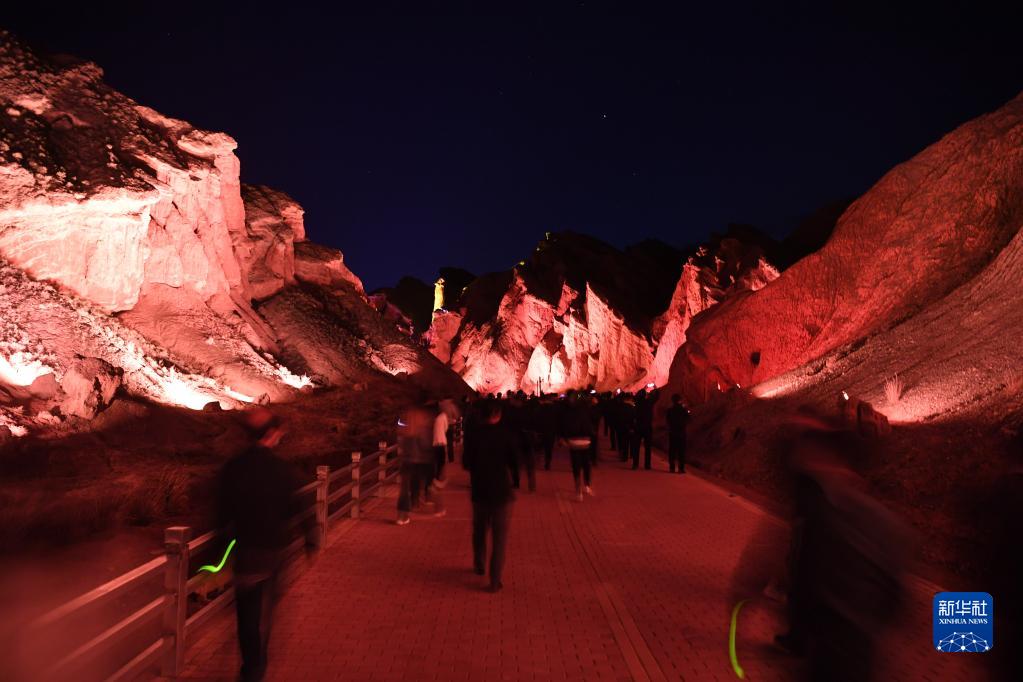 视觉盛宴！七彩丹霞开启“夜游”模式