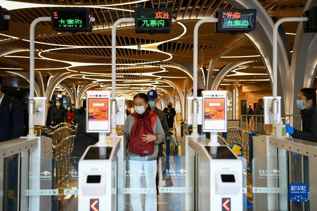 震后“补妆”归来 九寨沟景区全域正式恢复开放