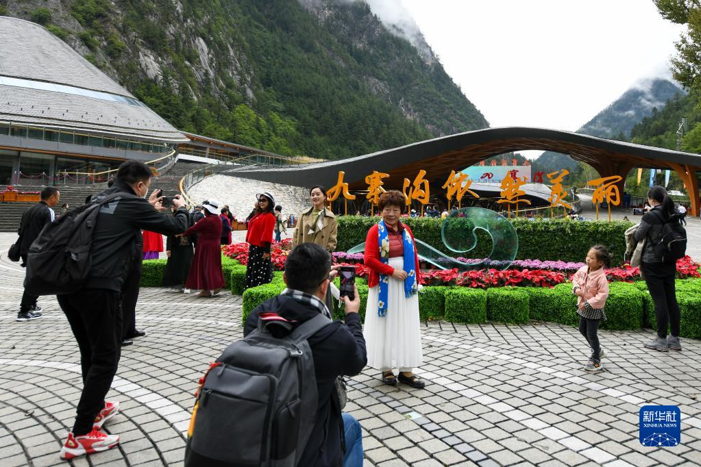 震后“补妆”归来 九寨沟景区全域正式恢复开放